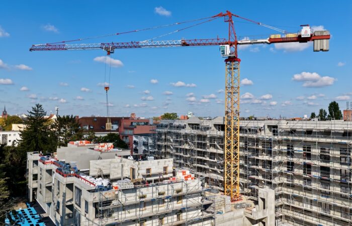 Baustelle mit Krahn Drohnenaufnahme Dokumentation