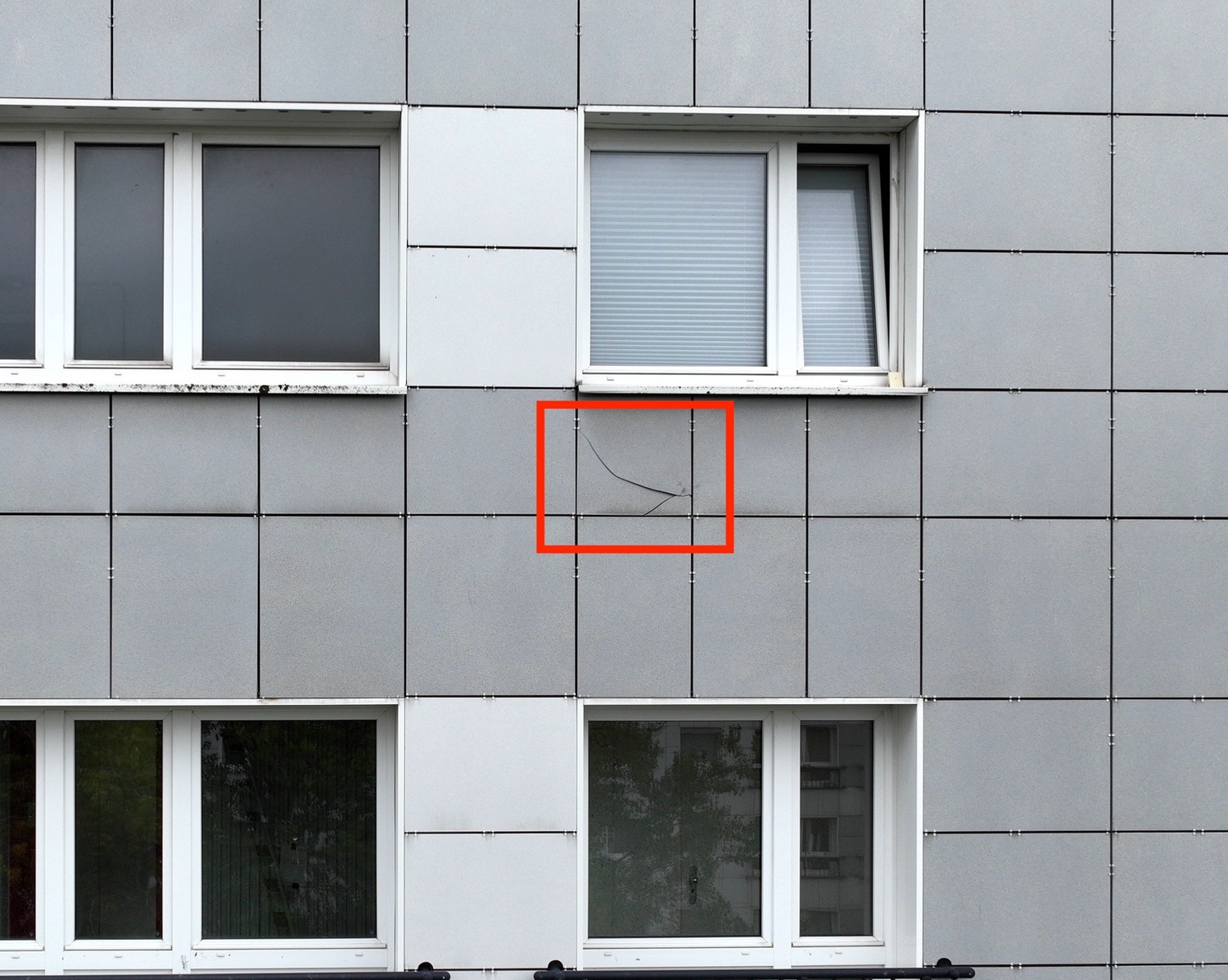 Detailaufnahme eines vorhandenen Risses an einer Nachbarfassade