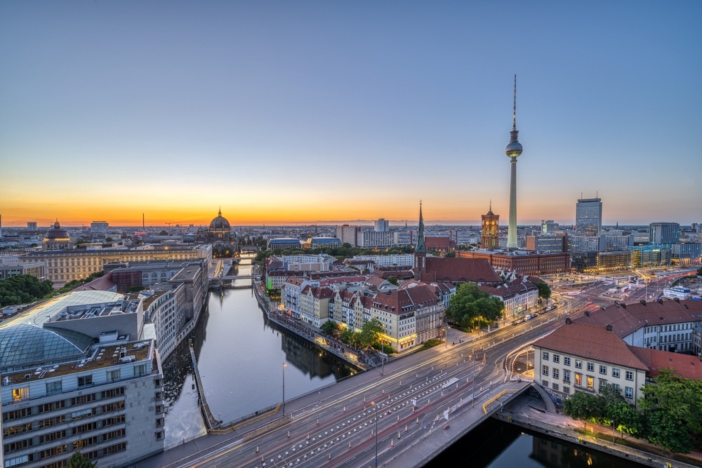 Professionelle Drohnenaufnahme über Berlin