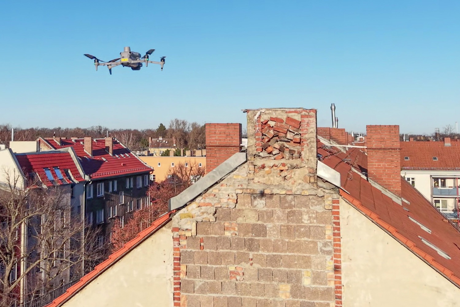 Dachinspektion eines Wohnhauses mit der Drohne