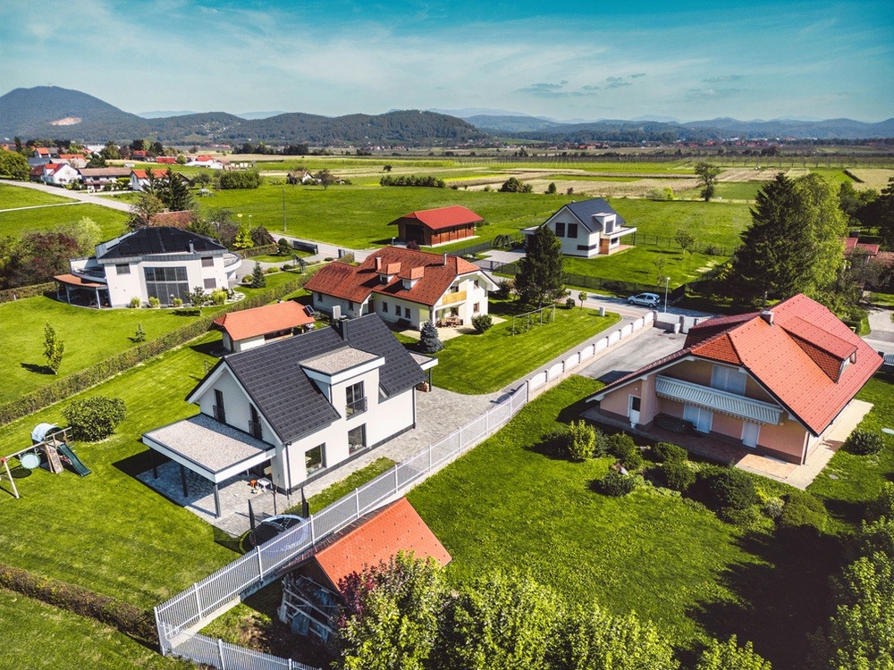 Einfamilienhaus im Umgebungskontext mit Blick auf die Lage
