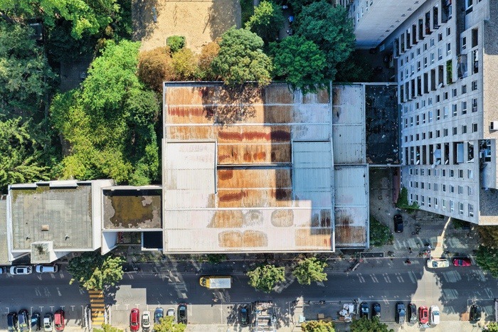 Senkrechte Draufsicht auf das Parkhaus und die umliegenden Flächen