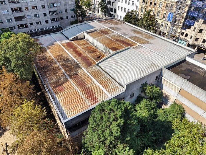 Schrägsicht auf das Parkhaus und die umliegenden Flächen