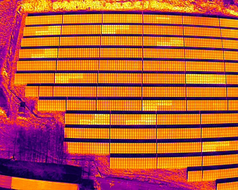 Thermogramm einer Freiflächenanlage mit diversen Stringausfällen und Hotspots