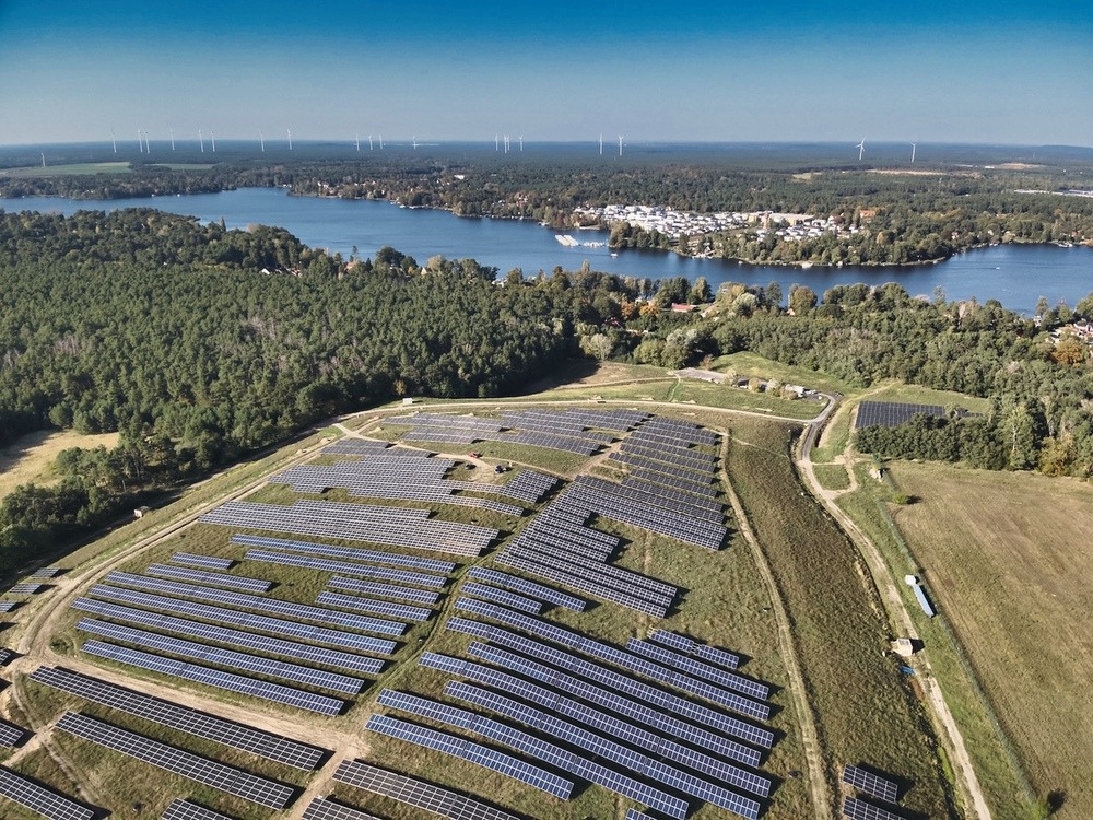 Freiflächen-Photovoltaikanlage in Brandenburg aus der Luft