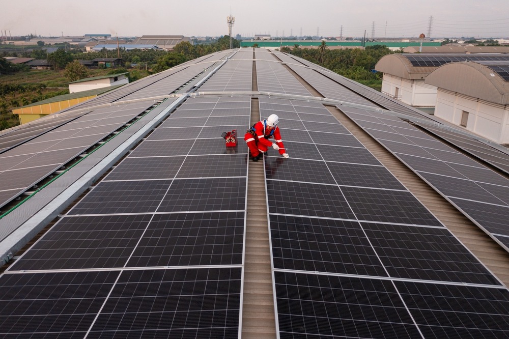 Techniker bei der Prüfung einer PV-Anlage